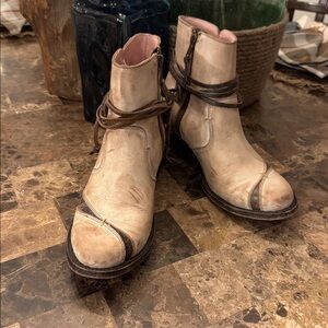 Stylish Lace-Up Boots in Beige and Dark Brown